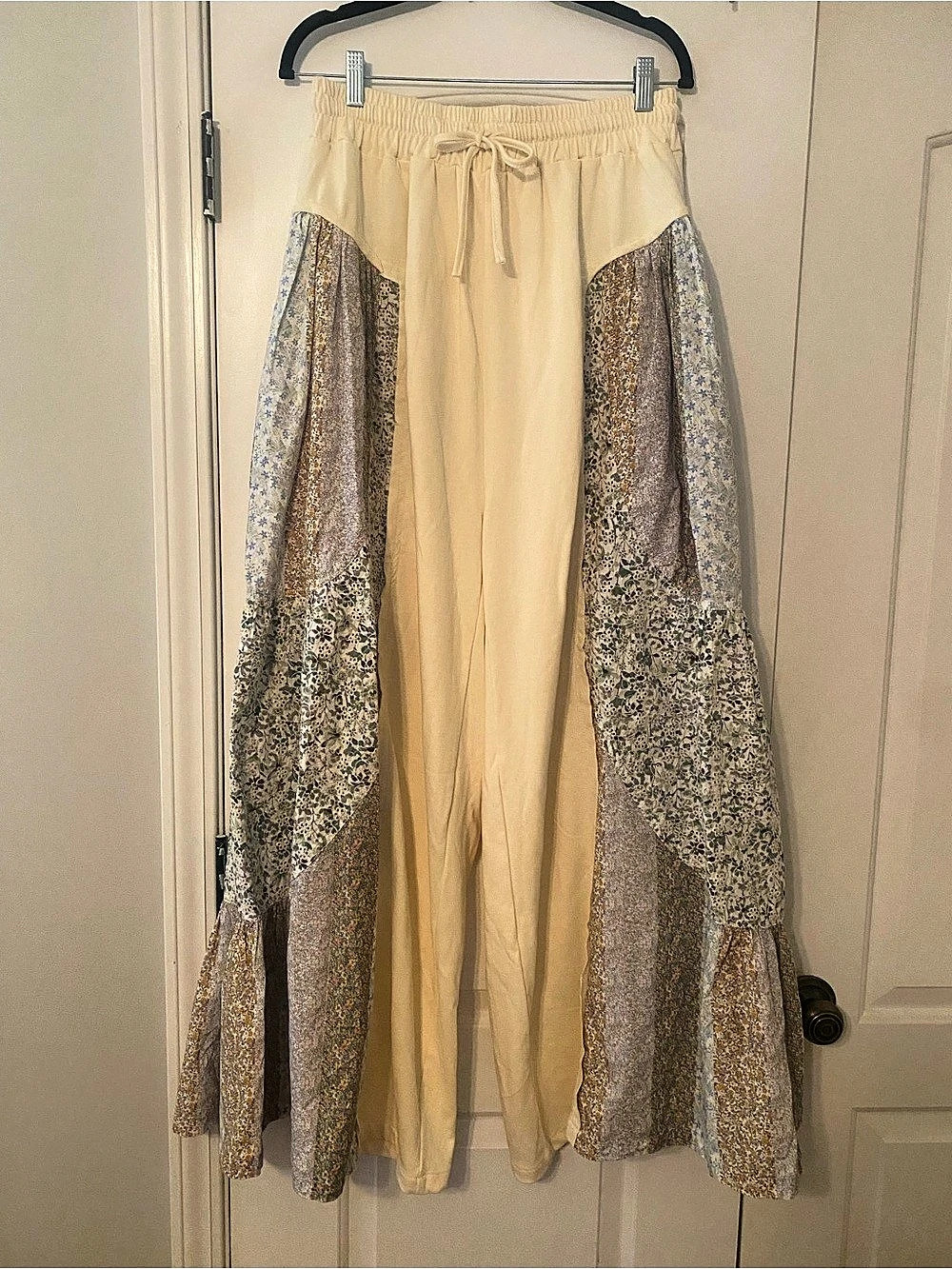Wide Leg Floral Pants in Cream & Floral Like New-Never Worn